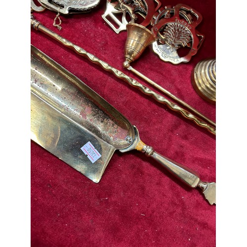 142 - VINTAGE BRASSWARE INCLUDING A TOASTING FORK, CANDLESTICKS, HORSE BRASSES, DOG HEARTH BRUSH ETC