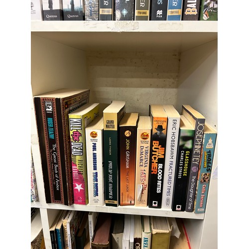 197 - 5 CUBES OF PAPERBACK BOOKS IN VERY GOOD CONDITION - NOVELS ETC, DAVID DRAKE, JOHN GRISHAM, JIM BUTCH... 