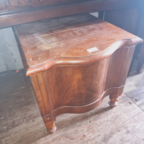 633 - VINTAGE MAHOGANY COMMODE