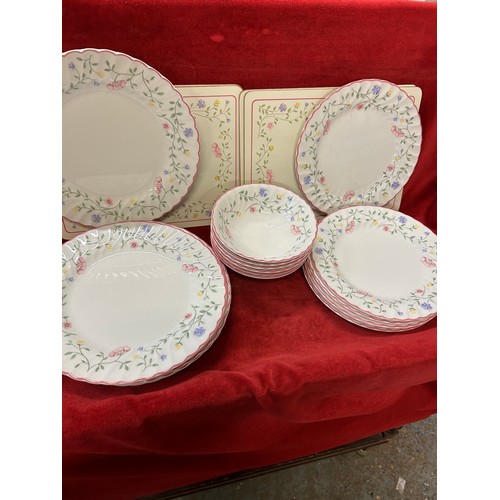 149 - JOHNSON BROTHERS DINNER SERVICE - FLORAL PATTERN - 6 X DINNER, 6 X SALAD PLATES, 6 X BOWLS , PLACE M... 