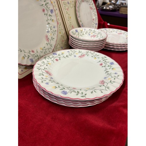 149 - JOHNSON BROTHERS DINNER SERVICE - FLORAL PATTERN - 6 X DINNER, 6 X SALAD PLATES, 6 X BOWLS , PLACE M... 