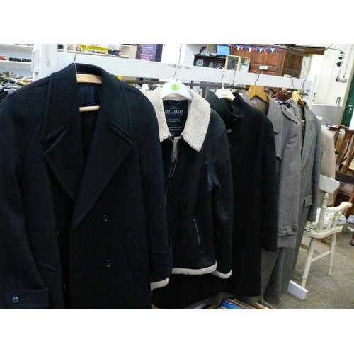 355 - 5 X GOOD QUALITY COATS [4 X MENS, 1 X LADIES] PURE NEW WOOL. MIXED SIZE.