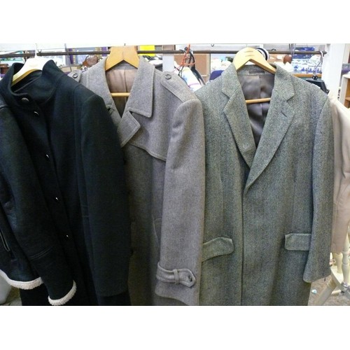 355 - 5 X GOOD QUALITY COATS [4 X MENS, 1 X LADIES] PURE NEW WOOL. MIXED SIZE.