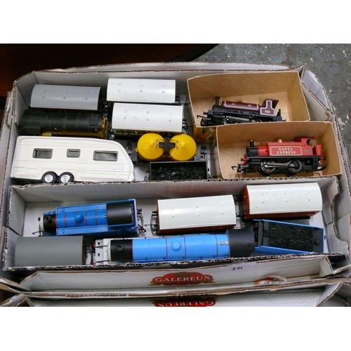 371 - COLLECTABLE VINTAGE DIE-CAST RAILWAY ITEMS. INC HORNBY, A THOMAS & A GORDON LOCOMOTIVE, VARIOUS CARR... 