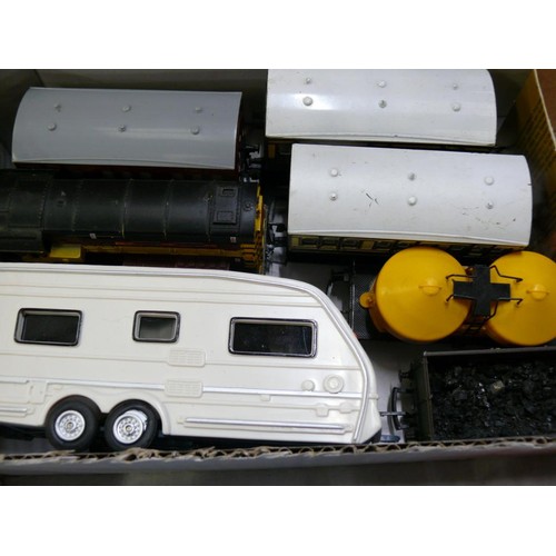 371 - COLLECTABLE VINTAGE DIE-CAST RAILWAY ITEMS. INC HORNBY, A THOMAS & A GORDON LOCOMOTIVE, VARIOUS CARR... 