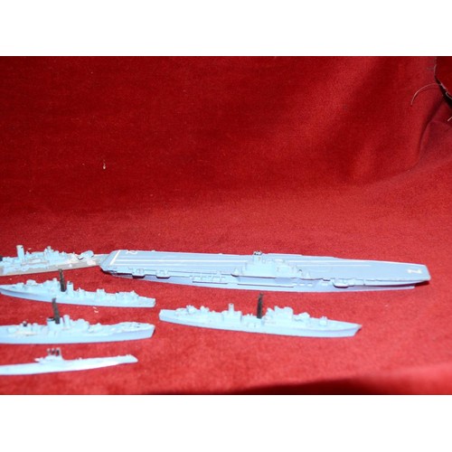 382 - 9 X VINTAGE TRI-ANG DIE-CAST BATTLESHIPS