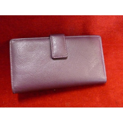 394 - LEATHER PURSE IN 2-TONE PLUM & WINE . 'LIBERTY BY GIONNI'