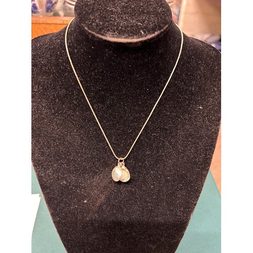 29 - A SILVER NECKLACE WITH AN OYSTER SHELL WITH PEARL