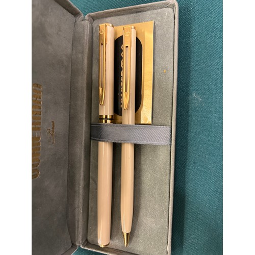 34 - A WATERMAN`S PARIS  PEN SET THE FOUNTAIN PEN HAS 18ct GOLD NIB WITH IVORY AND GOLD FINISH UNUSED IN ... 