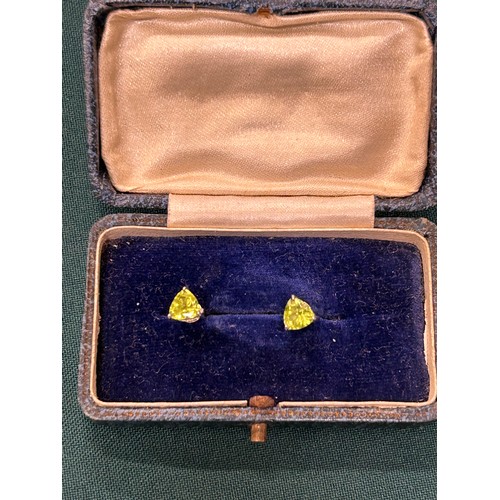 18 - A PAIR OF 9CT GOLD AND PERIDOT EARRINGS