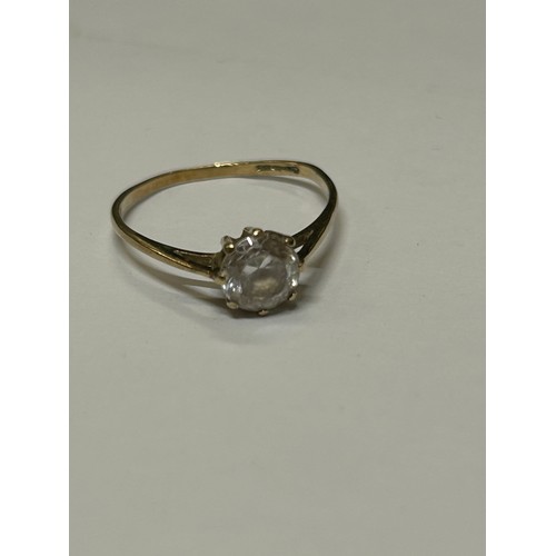 25 - A 9CT GOLD RING WITH LARGE WHITE STONE SIZE M WEIGHT 1.18GR