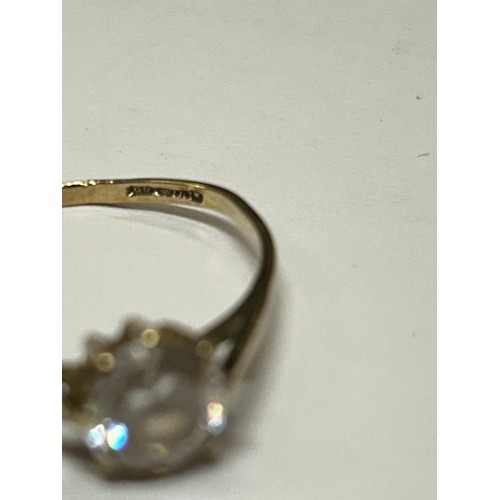 25 - A 9CT GOLD RING WITH LARGE WHITE STONE SIZE M WEIGHT 1.18GR