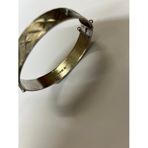 27 - A SOLID SILVER BANGLE BRACELET. HEAVY PIECE, MARKS LONDON 1973 WEIGHT 32.85 GR