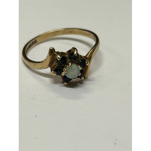 23 - A 9CT GOLD FIRE OPAL AND CLUSTER OF SAPPHIRES SIZE M WEIGHT 1.70GR