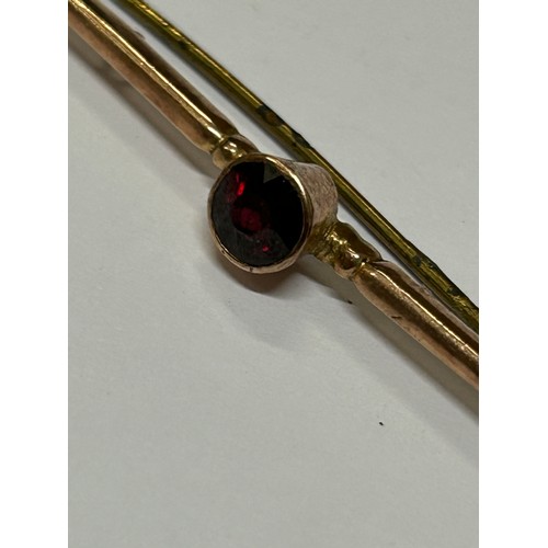 16 - A 9CT ROSE GOLD BAR BROOCH WITH LARGE GARNET WEIGHT 3.39GR