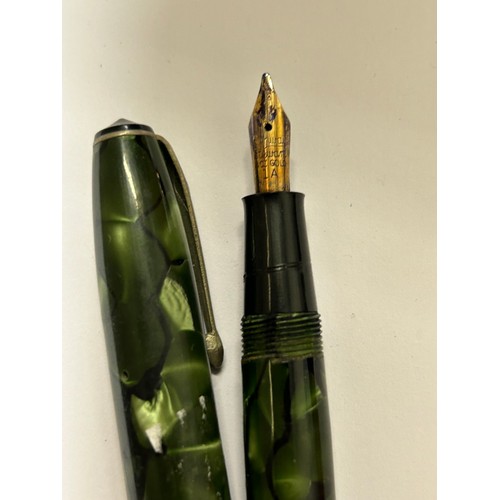 39 - A CONWAY STUART No15 IN MOTTLED GREEN FOUNTAIN PEN WITH 14ct GOLD NIB VERY COLLECTABLE