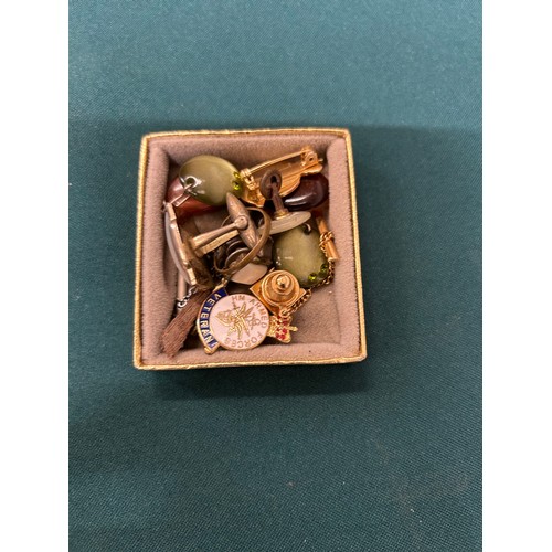 45 - A MIXED LOT OF BADGES TIE TACKS CUFF LINKS ????