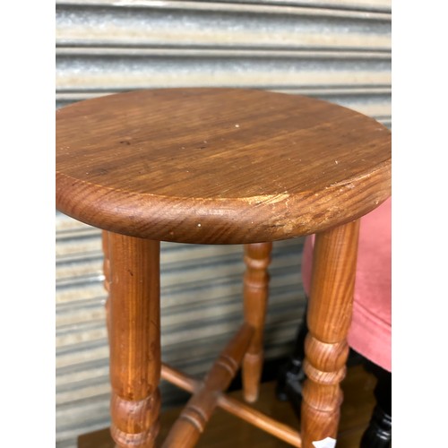 476 - PINE BAR STOOL. CIRCULAR.