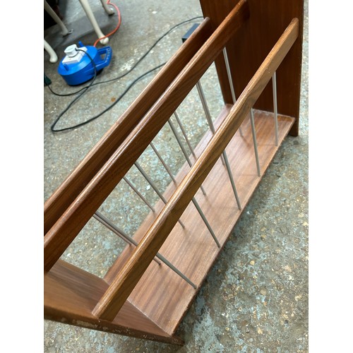 464 - RETRO WOODEN MAGAZINE RACK WITH STEEL RODS.