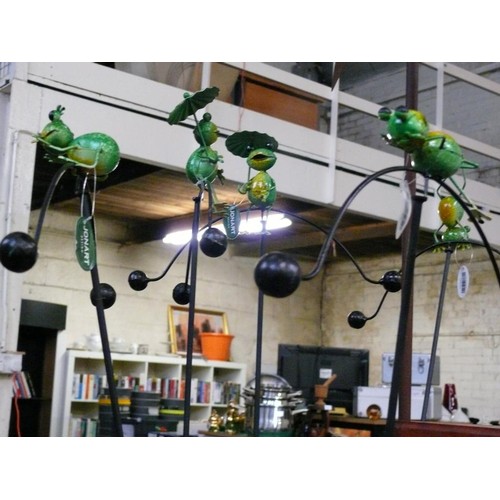 409 - FROG PRINCE OUTDOOR WIND SCULPTURE ROCKER. 5 X ACROBATIC METAL FROGS WHICH MAGNETICALLY BALANCE ON G... 