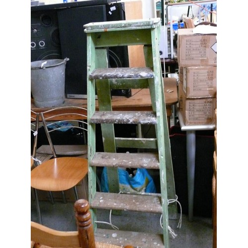 421 - LOVELY OLD STEP LADDER, PAINTED APPLE GREEN WITH PAINT SPLATTERS. WELL USED.