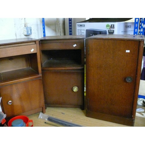 426 - 3 X RETRO BEDSIDE CABINETS. 2 HAVE AN OPEN SHELF, THE OTHER A FULL DOOR.