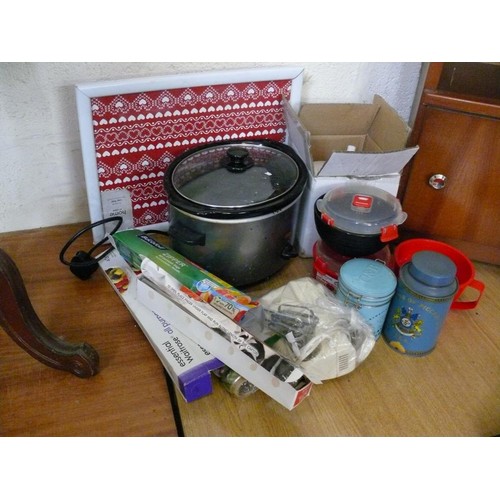 427 - KITCHENALIA INC SLOW COOKER , LAP TRAY, ELECTRIC WHISK, MICROWAVE TUBS/STORAGE CONTAINERS, CLINGFILM... 