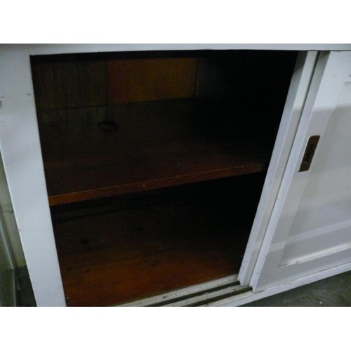 439 - LOW-LEVEL UNIT WITH SLIDING DOORS, INSET BRASS HANDLES. PAINTED WHITE.