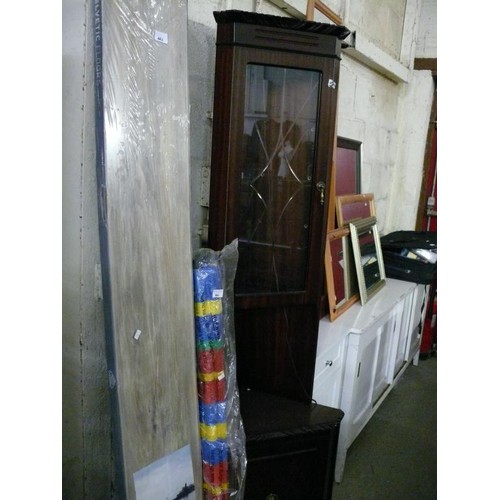 440 - NARROW MAHOGANY CORNER UNIT WITH GLASS DISPLAY TOP.