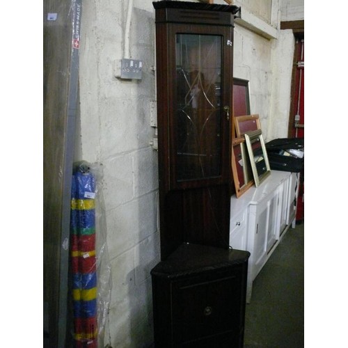 440 - NARROW MAHOGANY CORNER UNIT WITH GLASS DISPLAY TOP.