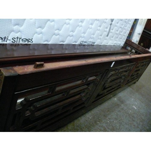 444 - SUPER-KING BED AND MATTRESS. BED FRAME IS DARK SOLID WOOD WITH UNUSUAL CHINESE SCREEN STYLE BASE. AN... 