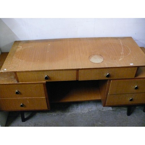 446 - LOVELY RETRO DRESSING TABLE WITH LOVELY BLACK/GOLD TEARDROP HANDLES. 6 DRAWER.