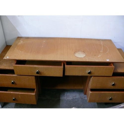 446 - LOVELY RETRO DRESSING TABLE WITH LOVELY BLACK/GOLD TEARDROP HANDLES. 6 DRAWER.