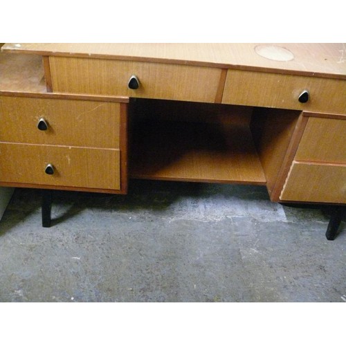 446 - LOVELY RETRO DRESSING TABLE WITH LOVELY BLACK/GOLD TEARDROP HANDLES. 6 DRAWER.