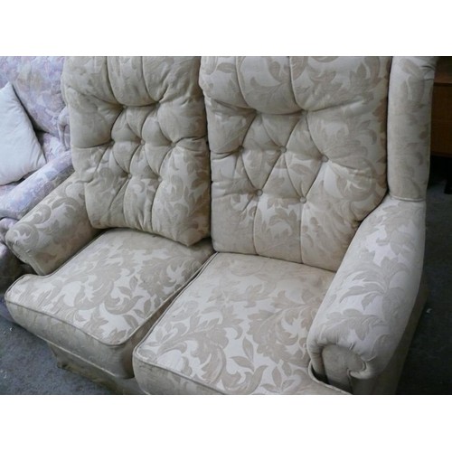 448 - CREAM DAMASK COTTAGE SOFA. LEAF PATTERN.