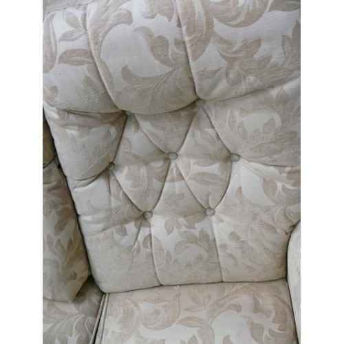 448 - CREAM DAMASK COTTAGE SOFA. LEAF PATTERN.