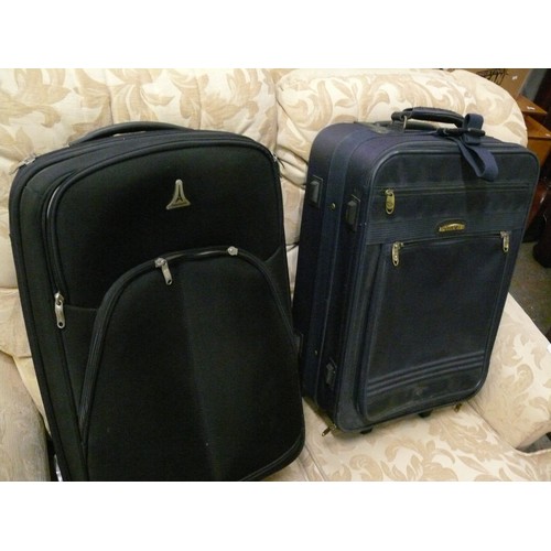 456 - A BLACK AND A NAVY SUITCASE.