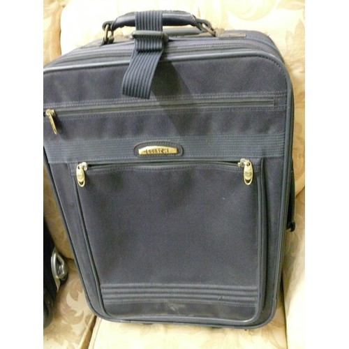 456 - A BLACK AND A NAVY SUITCASE.