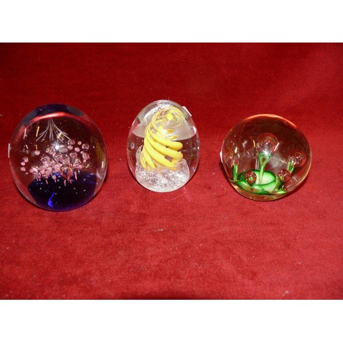 77 - 3 LOVELY PAPERWEIGHTS WITH COLOURFUL DECORATION