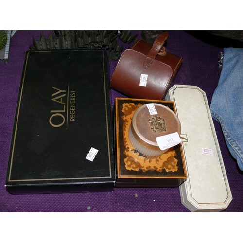 102 - MIXED LOT TO INCLUDE BOXED PEARLS, TRINKET POT OF CUFFLINKS, LEATHER CASED BRUSHES, OLAY GIFT BOX ET... 