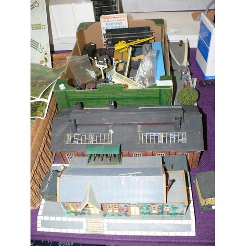 105 - COLLECTION OF MODEL TRAIN ITEMS TO INCLUDE CARRIAGES, TRUCKS, BUILDINGS AND ACCESSORIES