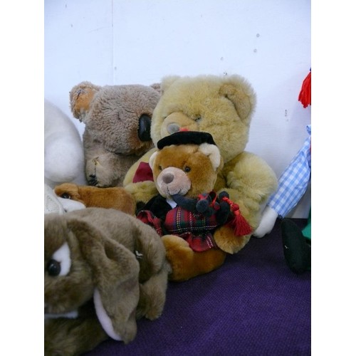 122 - COLLECTION OF VINTAGE TEDDY BEARS AND OTHER CUDDLY TOYS