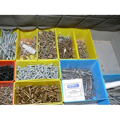 192 - A METAL SCREWFIX COMPARTMENT TOOL BOX OF VARIOUS SCREWS