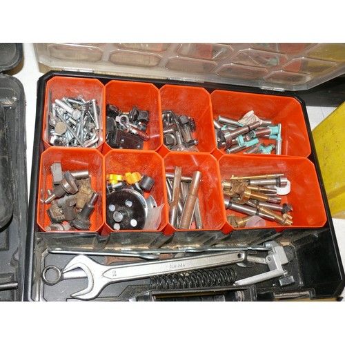 182 - TOOL BOX TRAY CONTAINING ROUTER BITS, FOSTNER BITS, SELECTION OF ROUTER COLLETS ETC