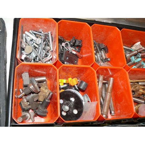 182 - TOOL BOX TRAY CONTAINING ROUTER BITS, FOSTNER BITS, SELECTION OF ROUTER COLLETS ETC