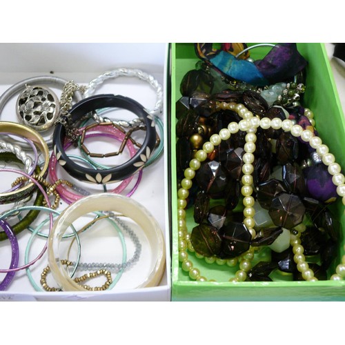 212 - 2 BOXES OF BEAUTIFUL COSTUME JEWELLERY TO INCLUDE NECKLACES, BANGLES ETC