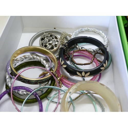 212 - 2 BOXES OF BEAUTIFUL COSTUME JEWELLERY TO INCLUDE NECKLACES, BANGLES ETC