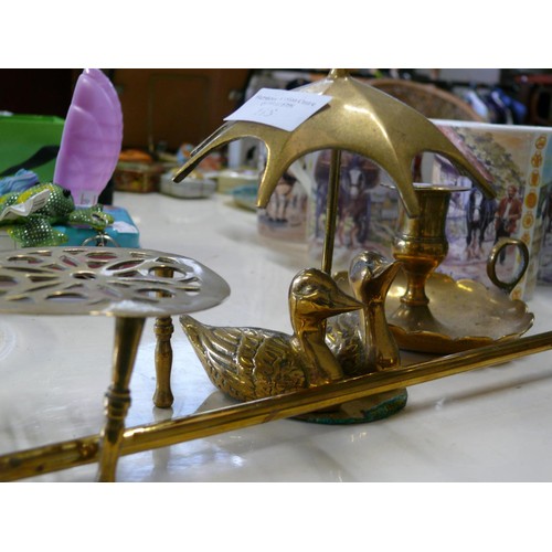 215 - COLLECTION OF BRASSWARE TO INCLUDE SITTING FROGS, DUCK UMBRELLA, CANDLESTICKS ETC