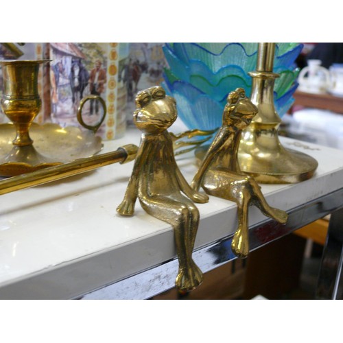 215 - COLLECTION OF BRASSWARE TO INCLUDE SITTING FROGS, DUCK UMBRELLA, CANDLESTICKS ETC