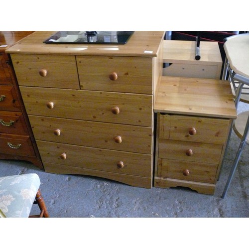 376 - PINE EFFECT CHEST OF DRAWERS 2/3 AND MATCHING 3 DRAWER BEDSIDE CHEST